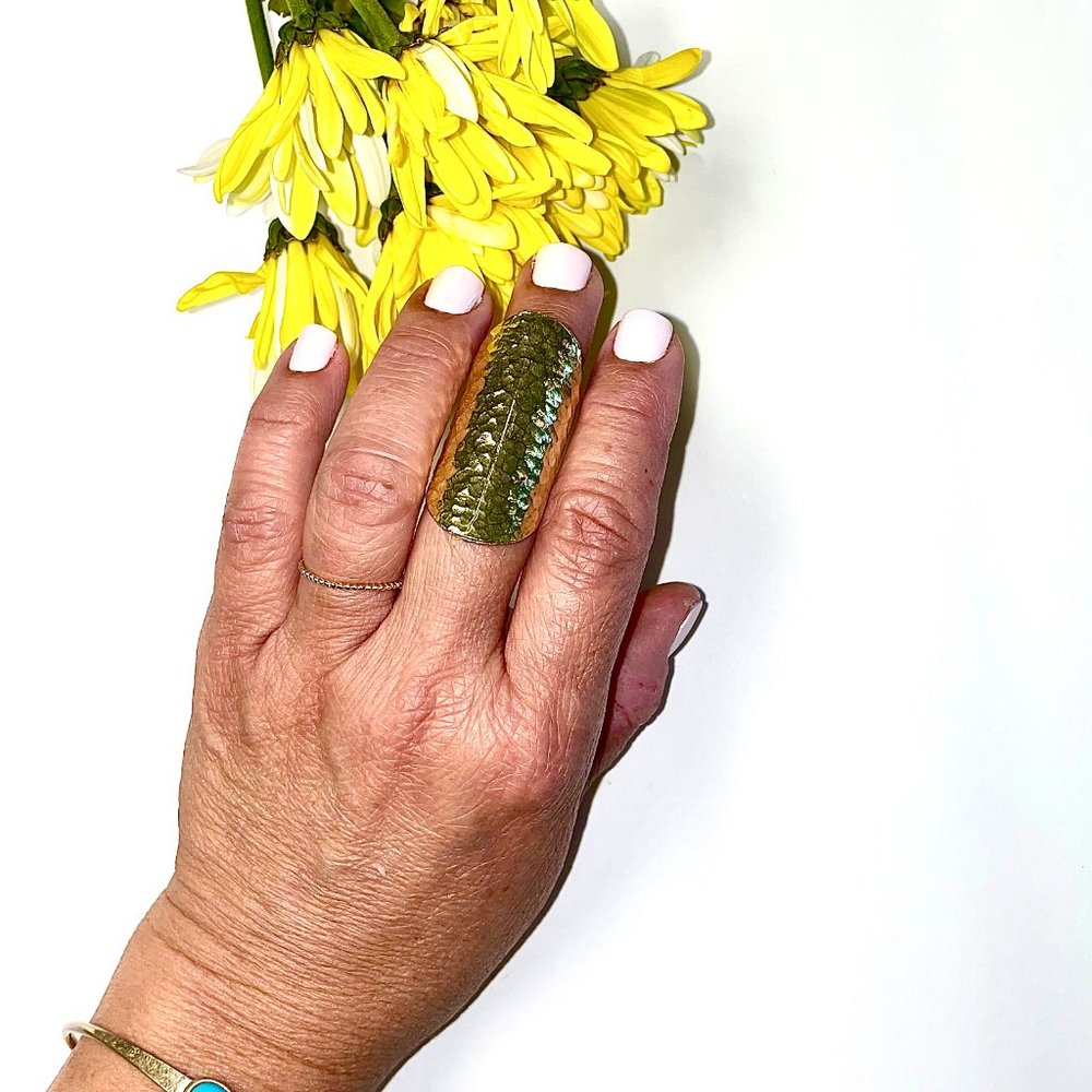CHUNKY HAMMERED SHIELD KNUCKLE RING
